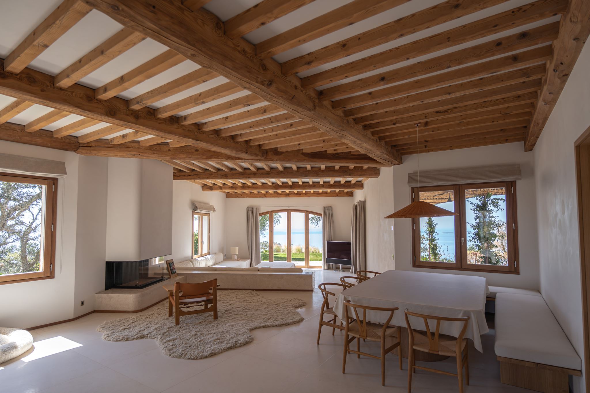 Séjour à charpente de bois apparente avec vue sur la mer, photographie Maison Carlier Photographie