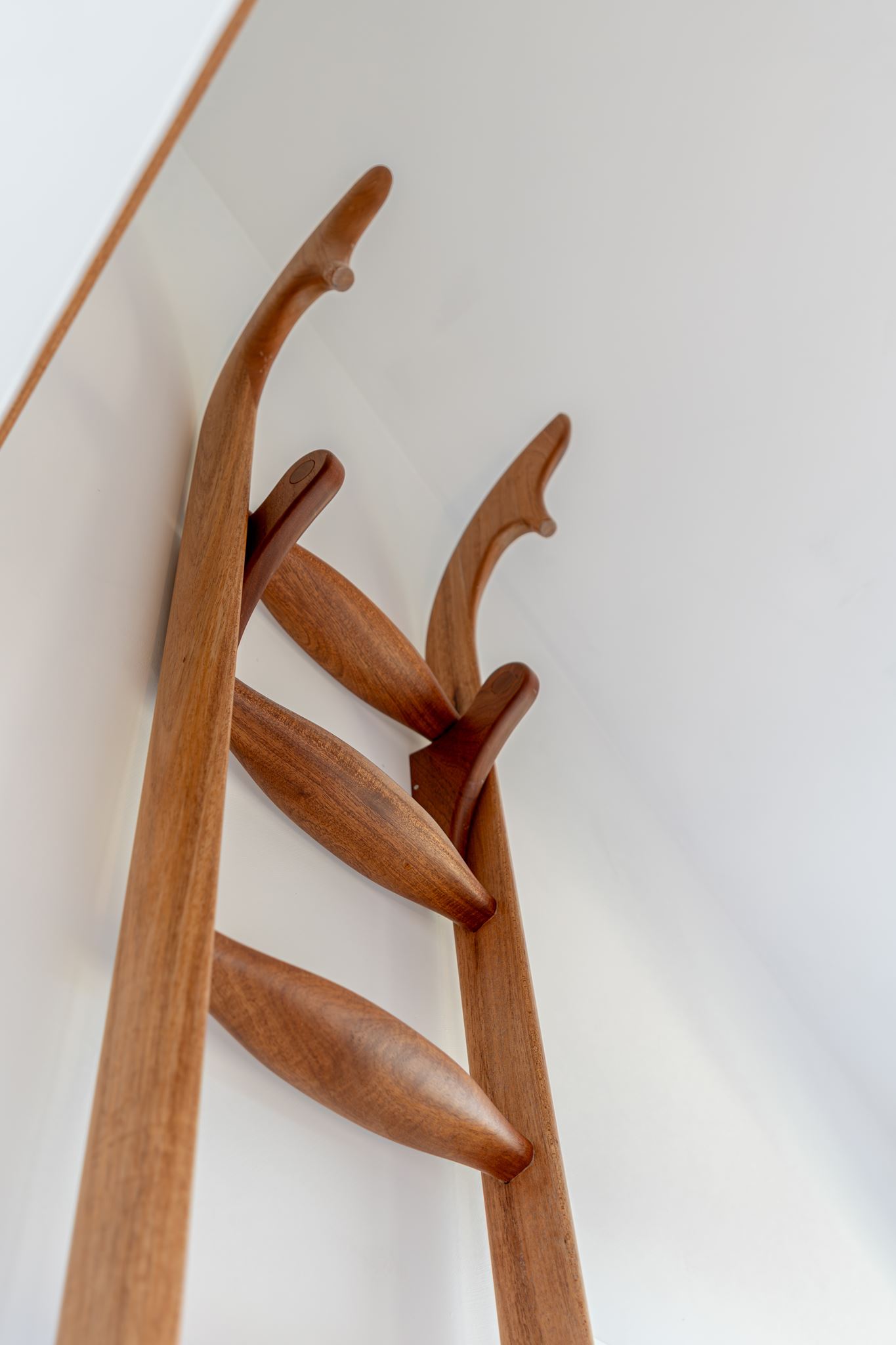 Portemanteau sculptural en bois massif, détail de mobilier design