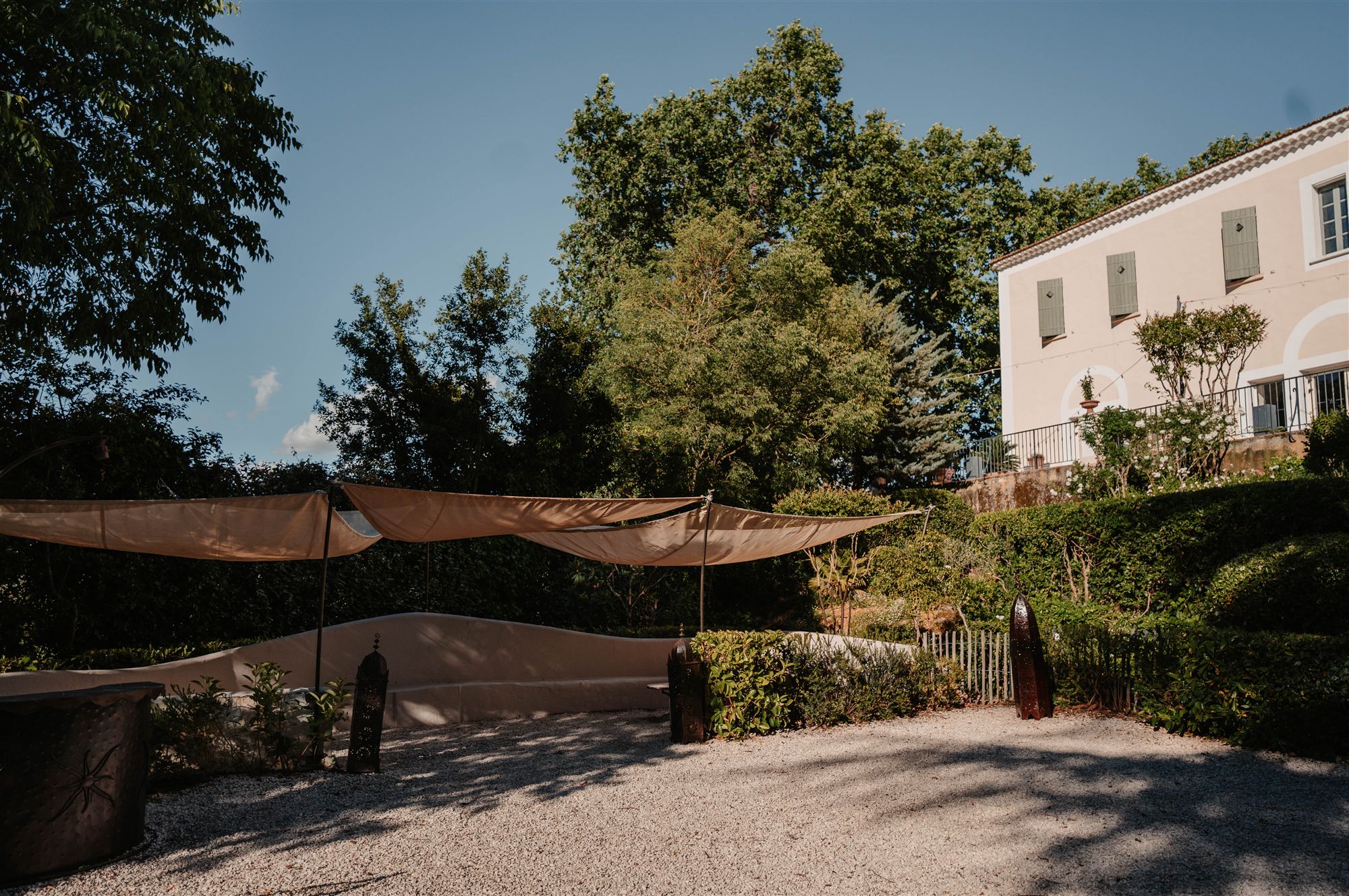 Espace de réception extérieur du domaine La Magnanerie, voiles d'ombrage