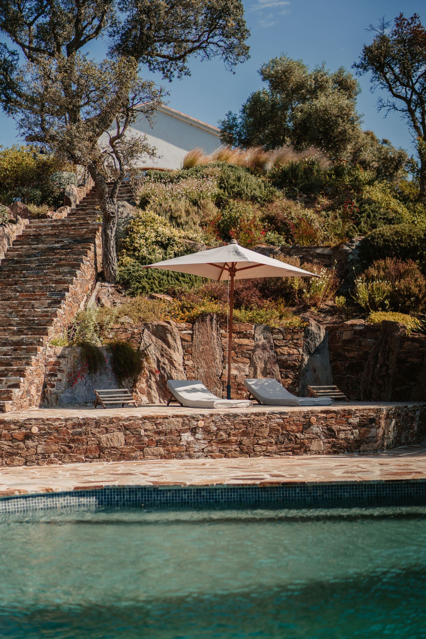 Piscine à débordement et terrasse en pierre sèche, hôtel de prestige en Provence