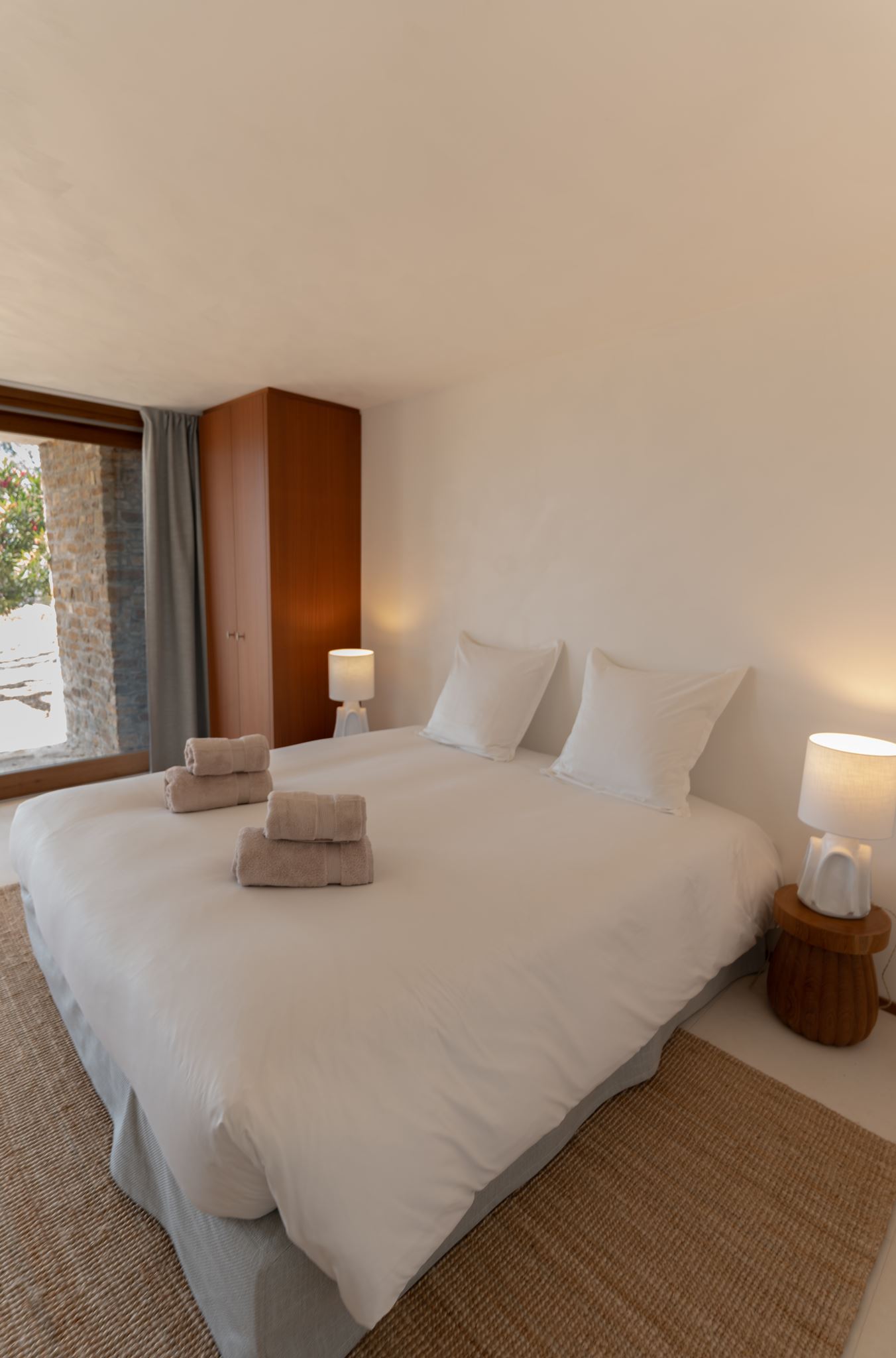 Chambre lumineuse avec linge de maison blanc, suite d'un hôtel de prestige
