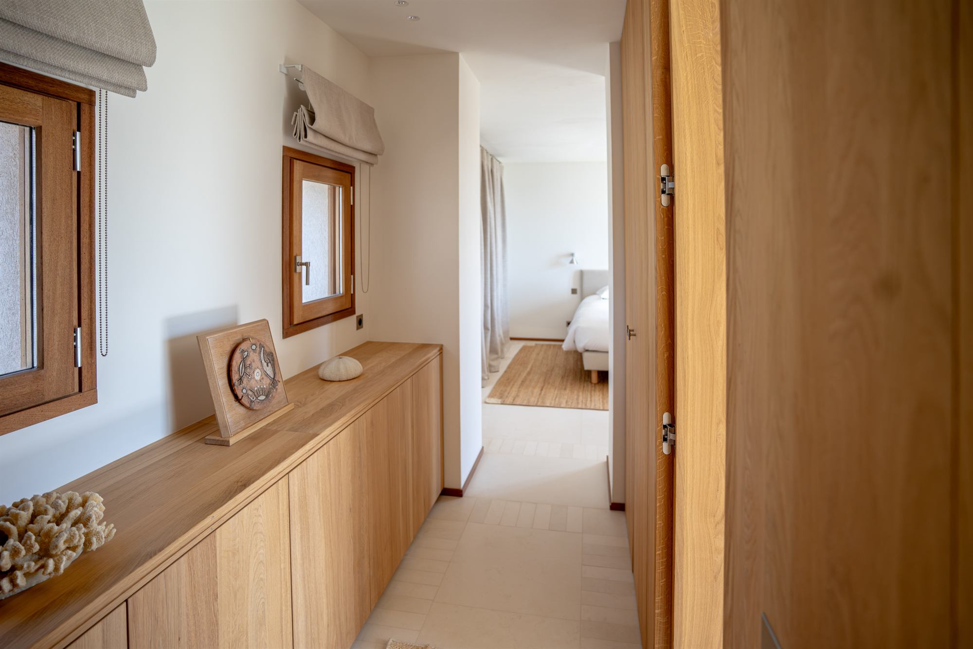 Couloir en bois menant à une chambre, villa d'architecte Sauvaire, Provence